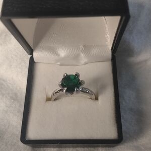 New women's dark green size 7 ring